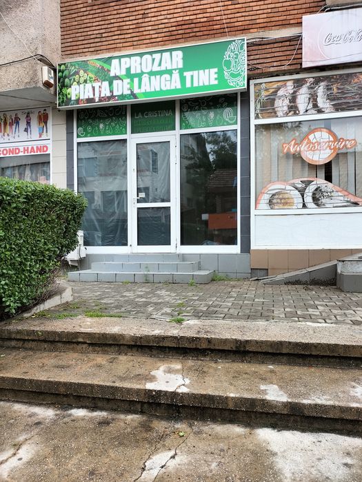 Vând spațiu comercial