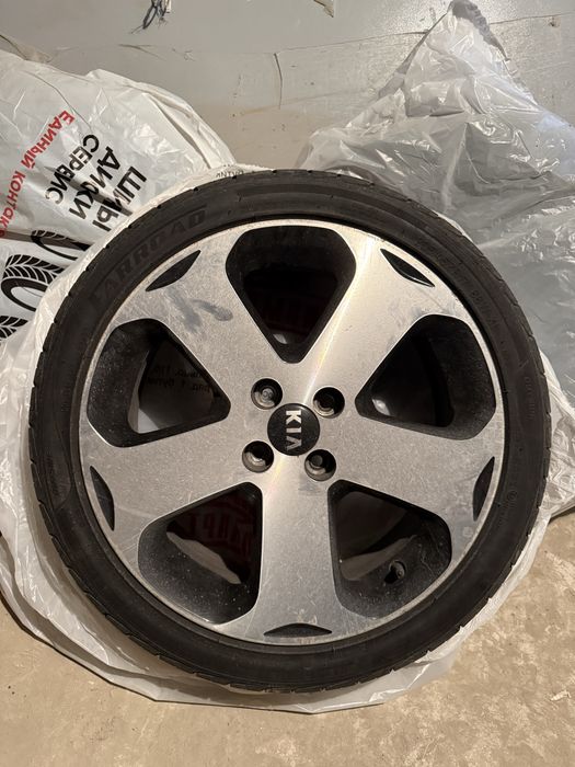 Продам титановые диски с резиной.