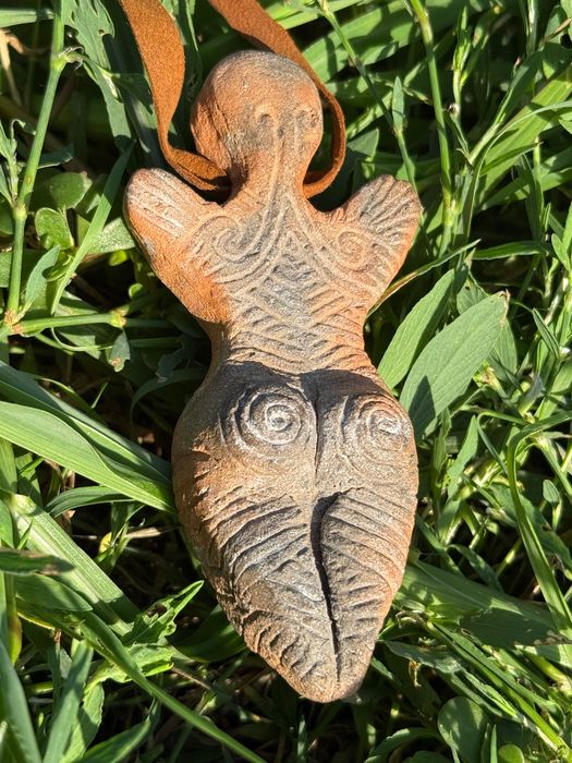Pandantiv Zeița Cucuteni – Amuletă Sacră din Teracotă