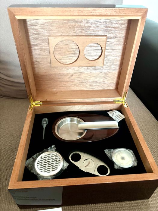 Луксозен хумидор за пури с аксесоари – Чисто нов