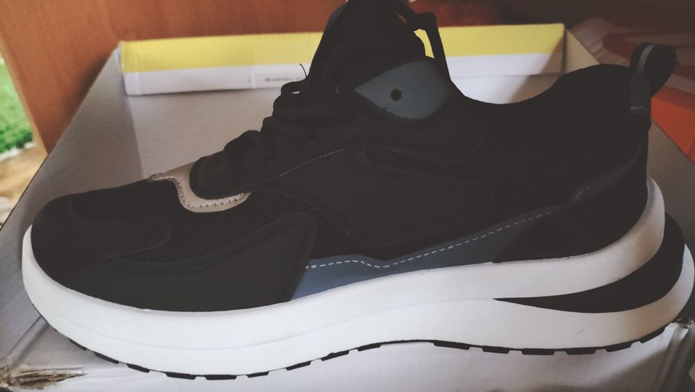 Продам новые кроссовки