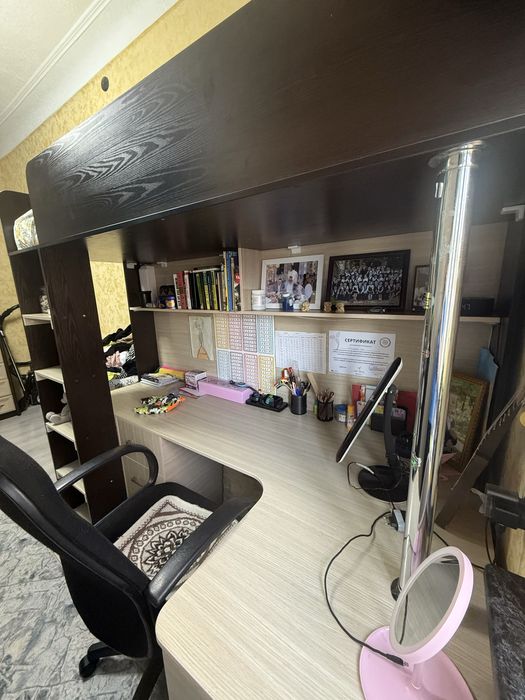 Продам, двух ярусную кровать, с рабочей зоной