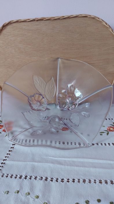 Голяма стъклена фруктиера. Подходяща за плодове.