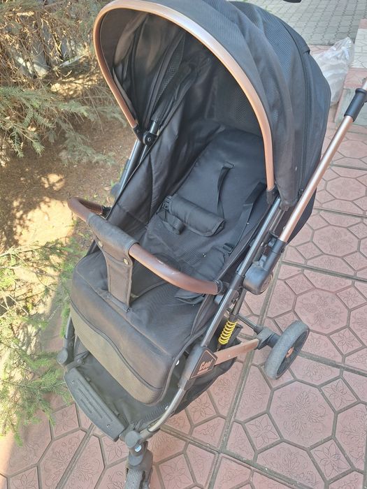Продам детскую прогулочную коляску.
