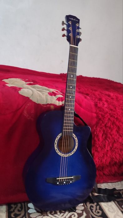Gitara akustik yangi holatda