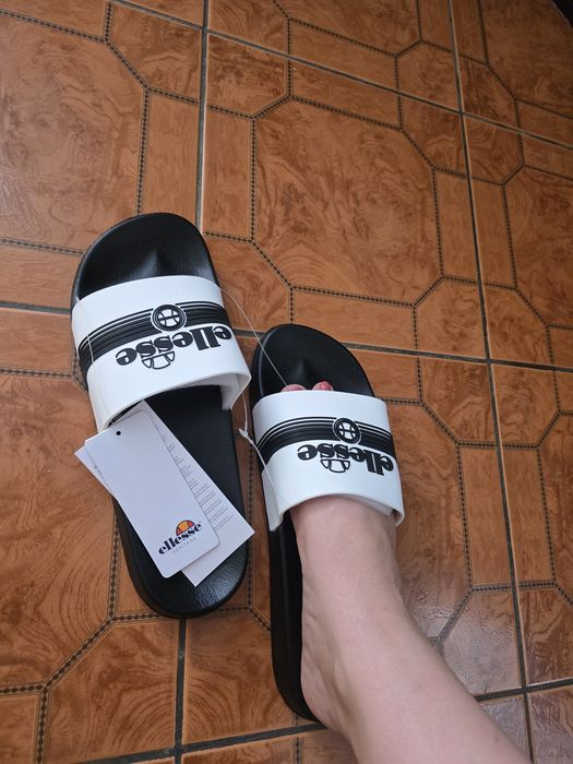Vand papuci pentru bărbați