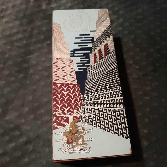 Кутия с подвижен капак