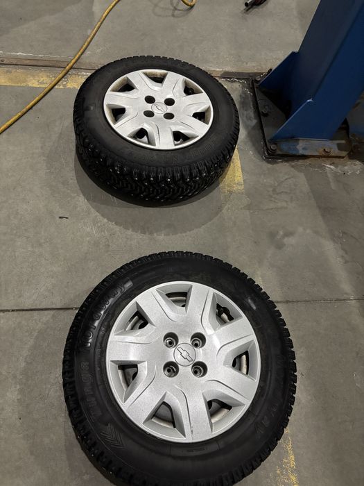 Продам зимние шины на дисках 185/70/14