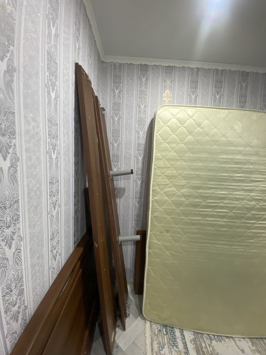 Односпальная кровать с матрасом