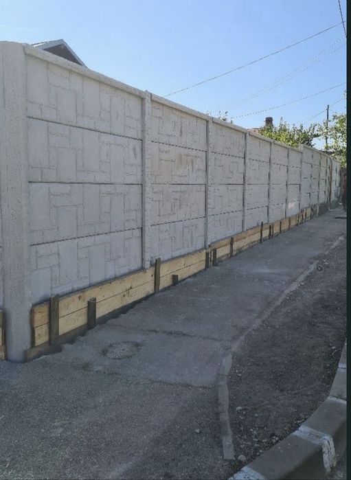 Garduri si porti din panouri stil jaluzele, sipca metalica, tabla cutata, plasa bordurata, fier forjat, BCA sau beton si alte modele disponibile