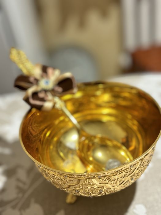 Сахнадағы көрермендердің порно видеосы алдындағы алтын душ