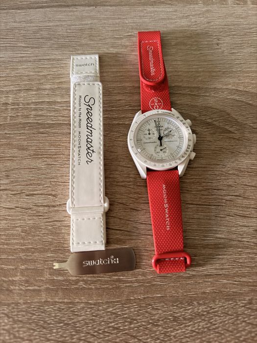 Часовник Swatch Moon Collection