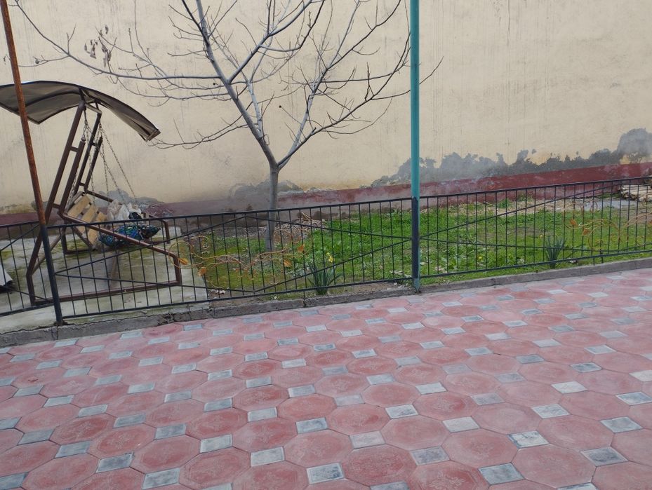 Uy sotiladi Sariosiyo Sentrdan