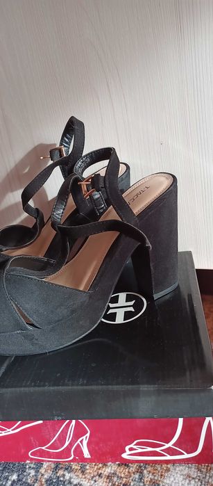 Продам черные босоножки