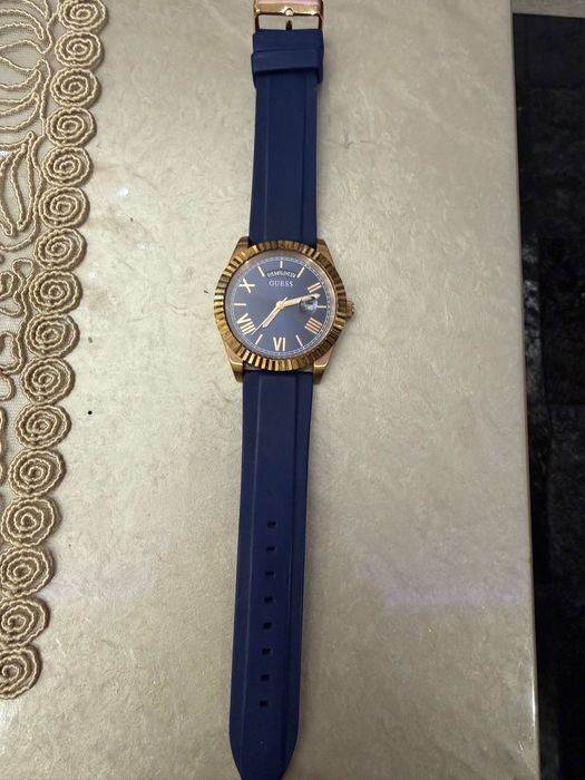 Guess часовник използван един път в топ състояние