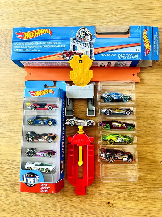 Нови играчки за момчета: Hot Wheels Racing писта с 11 колички и SKELEFLEX динозаври