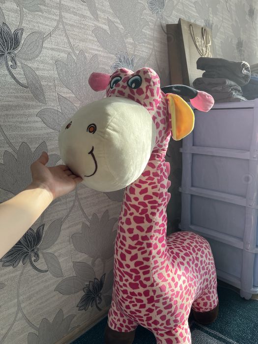 Продам плюшевого жирафа