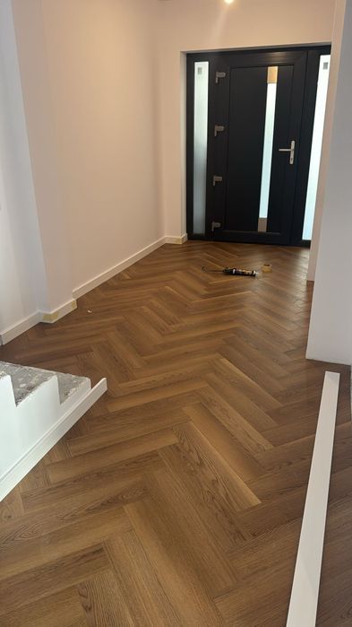 montaj parchet herringbone