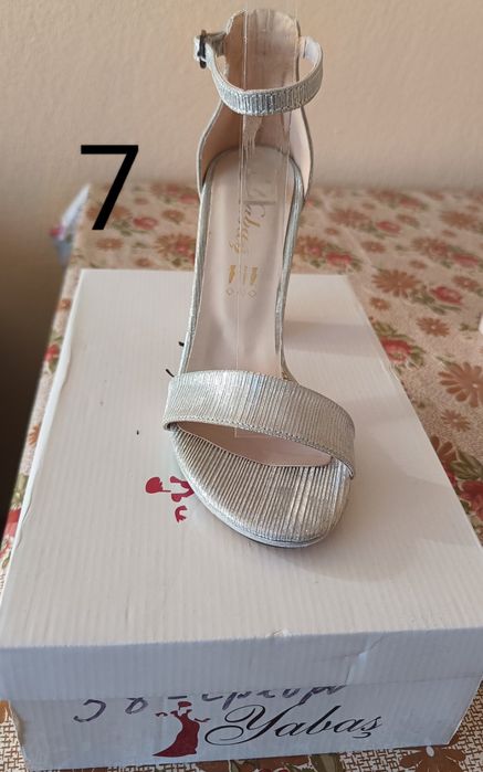 Елегантни нови обувки