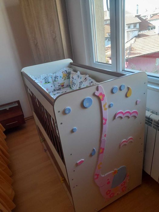 Детско бебешко легло кошара дървено люлеещ механизъм две чекмеджета