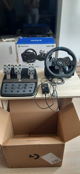 Logitech TRUE FORCE G923 RACING волан + педали за PC, PS4, PS5 на 1 година