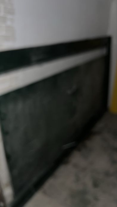 Железная дверь с замком .