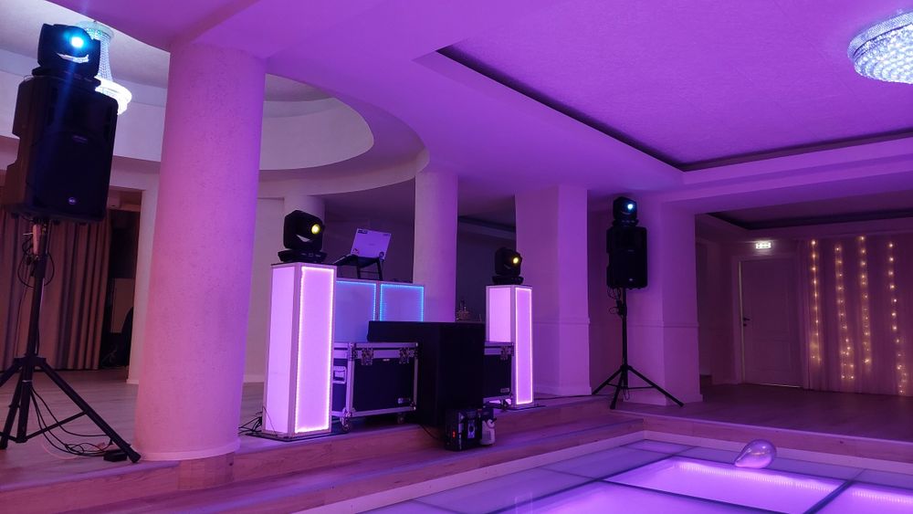 Mobilier stalpi de lumini panou dj