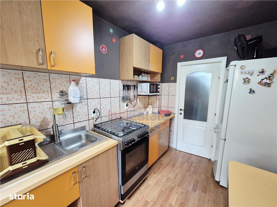 Apartament cu 3 camere zona Podu Ros