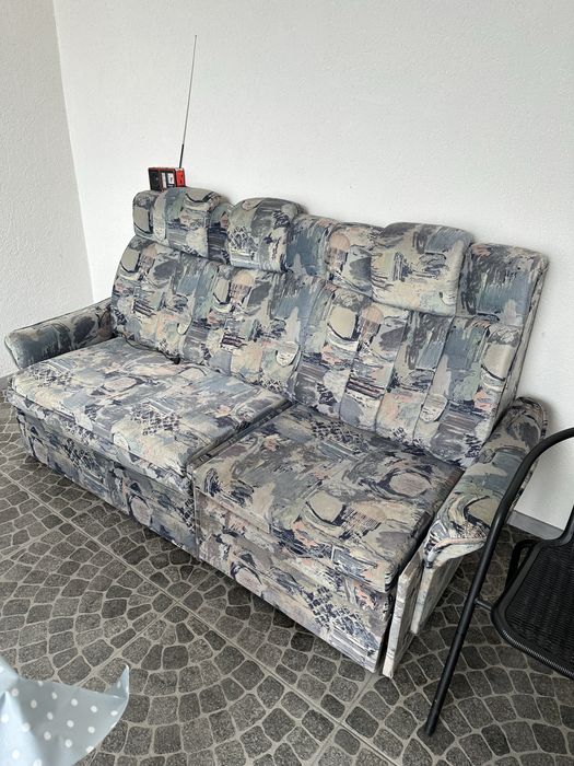 Canapea 3locuri modesta, o parte extensibila cu spatiu depozitare