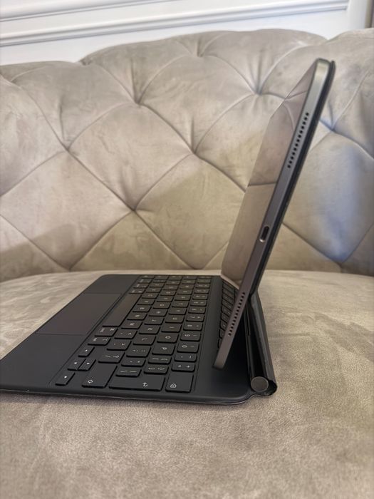 iPad Pro 11" (2020) – 256GB, Wi-Fi, impecabil + Magic Keyboard