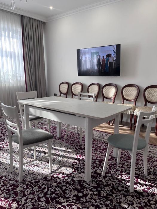 Продается обеденный стол и стулья