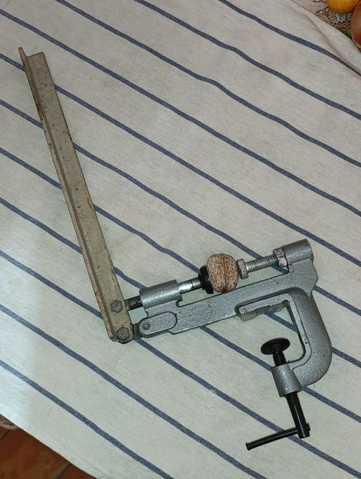 Мощный Орехокол  ручной пресс для орехов грецкий орех колоть