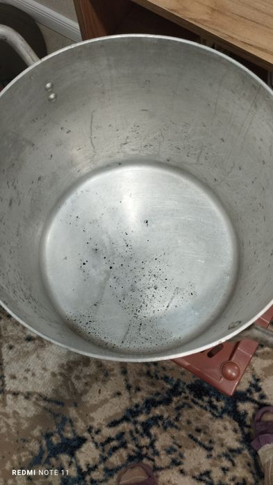 Алюминиевая кастрюля.