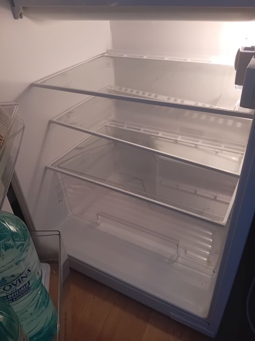 Frigider functiona.