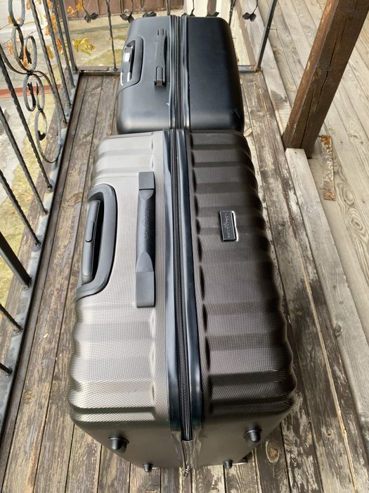 два големи куфаре