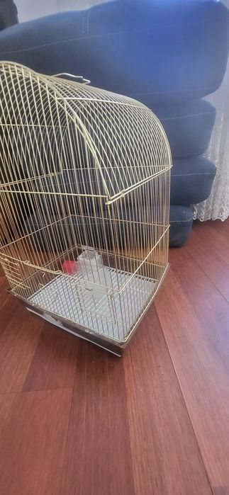 Клетка для попугаев в хорошем состоянии