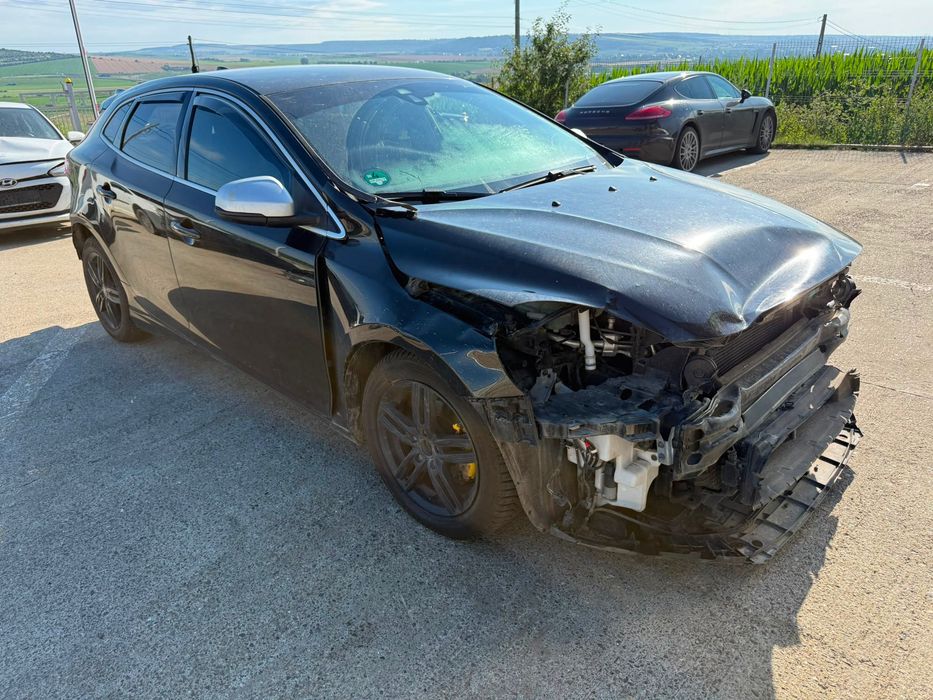 Dezmembrez Volvo v40 facelift Negru 2016 2.0 d D4204T8 volan stanga