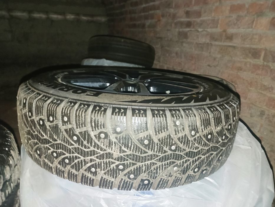 Продам комплект дисков с резиной Pirelli