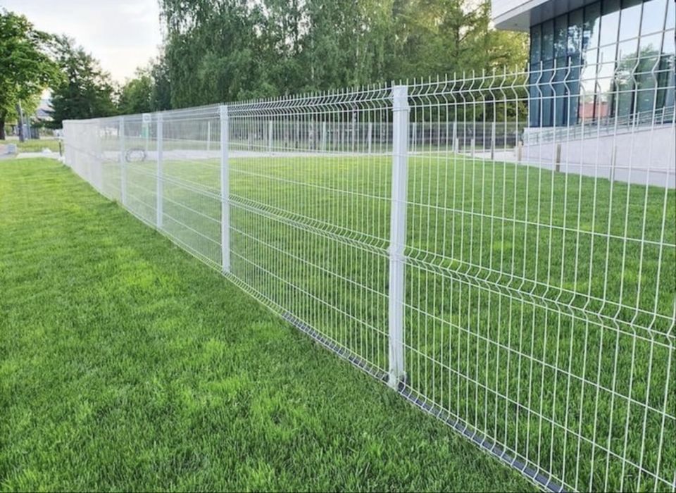 Gard din plasa val sau bordurata pe pahare de beton