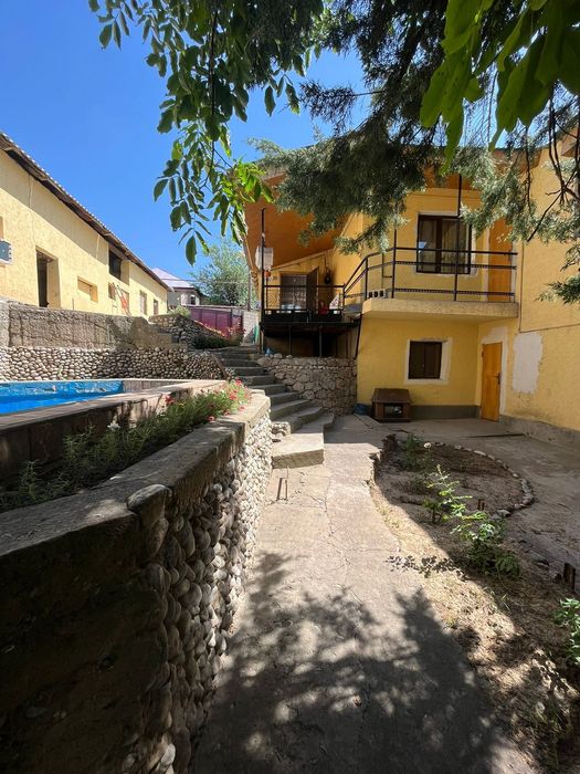 Үй сатылады. Жайлы, жер үй сатылады.