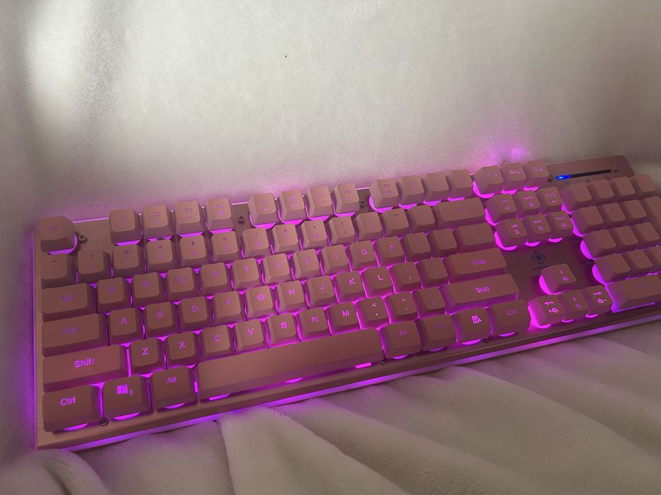 Vând tastatură gaming PK75 – roz, RGB si mouse