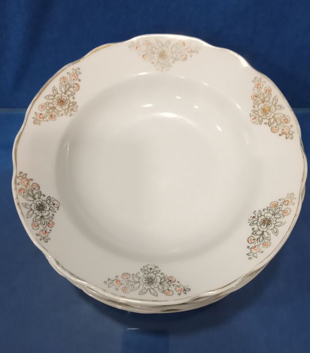 Продам тарелки разные