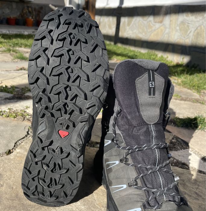 Обувки Salomon.