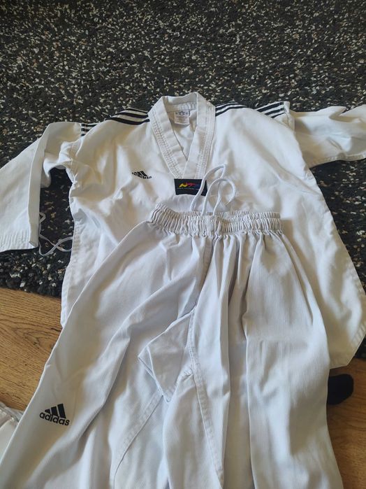 Таекуондо екипировка Dae Do! Протектори, електронни чорапи, добок.