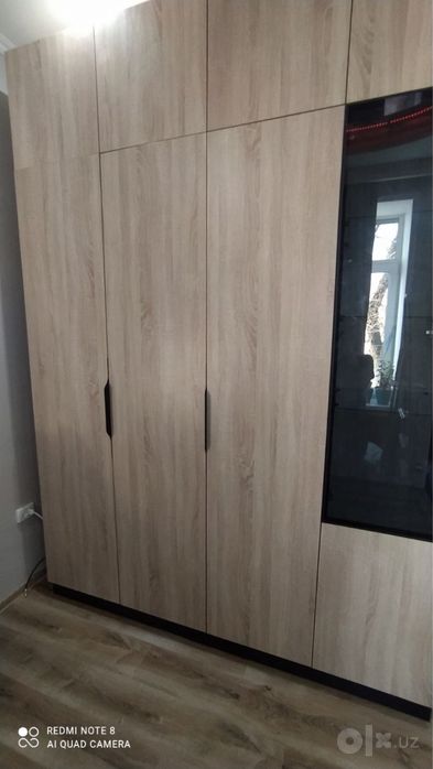 Koridor mebeli, shkaf, vitrina va krovat.
