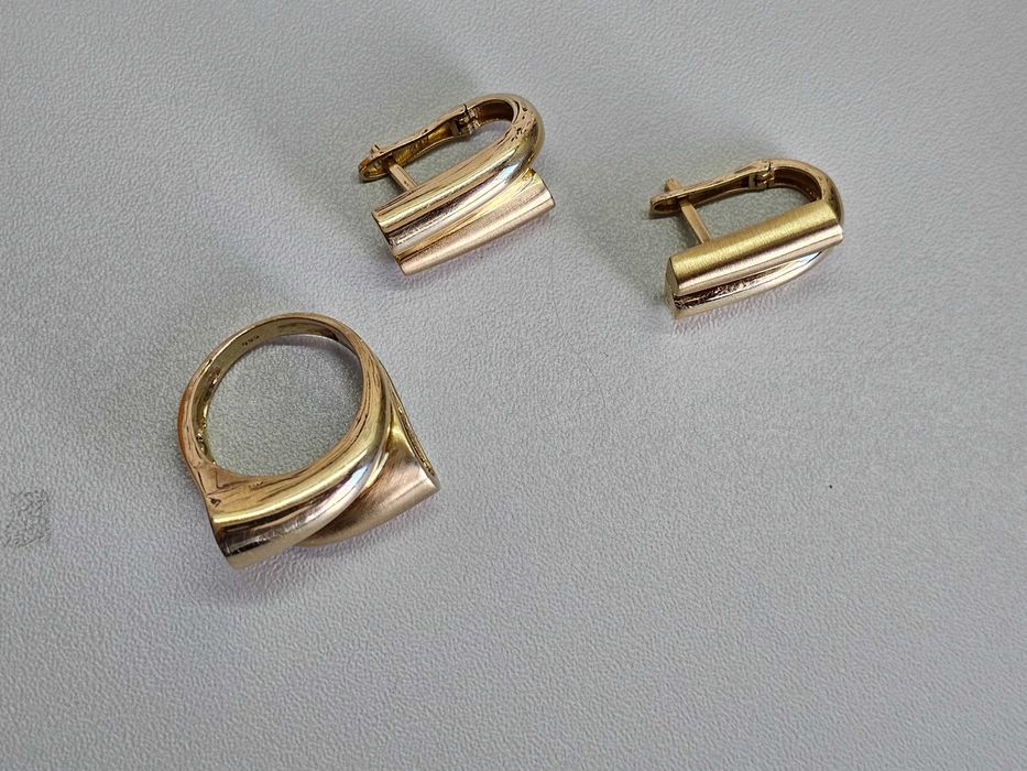 ПРОДАМ Комплект: Cерёжки и кольцо / Золото 585 Пробы 13.83 Грамма.