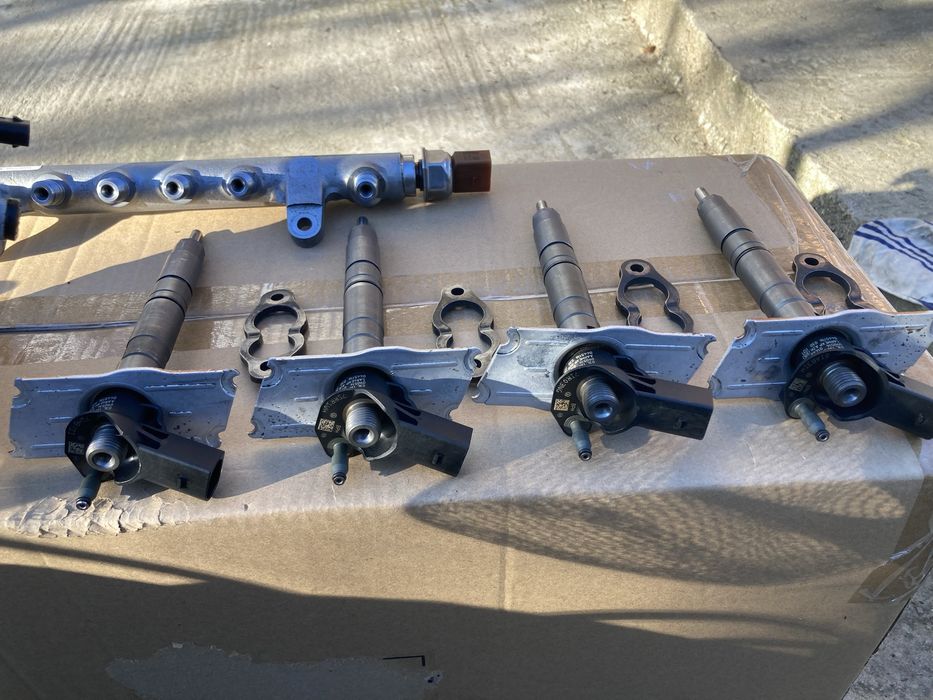 Injectoare passat seat skoda audi 20 tdi 03L130277 impecabile