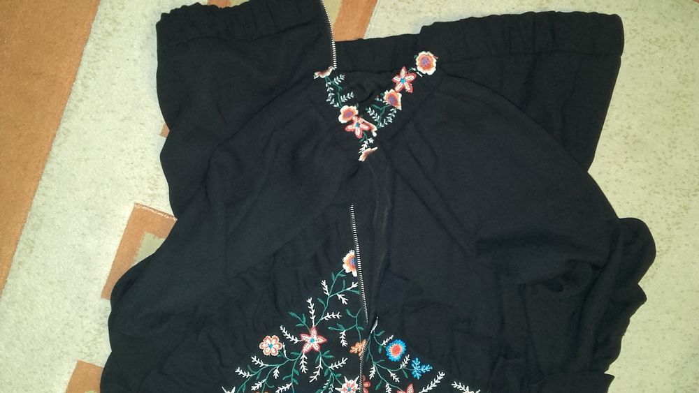 Jacheta Zara cu broderie si volane nr.XL, noua!