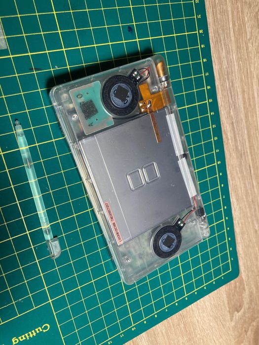 Nintendo DS Lite (нинтендо ДС Лайт) + R4 карта с игри