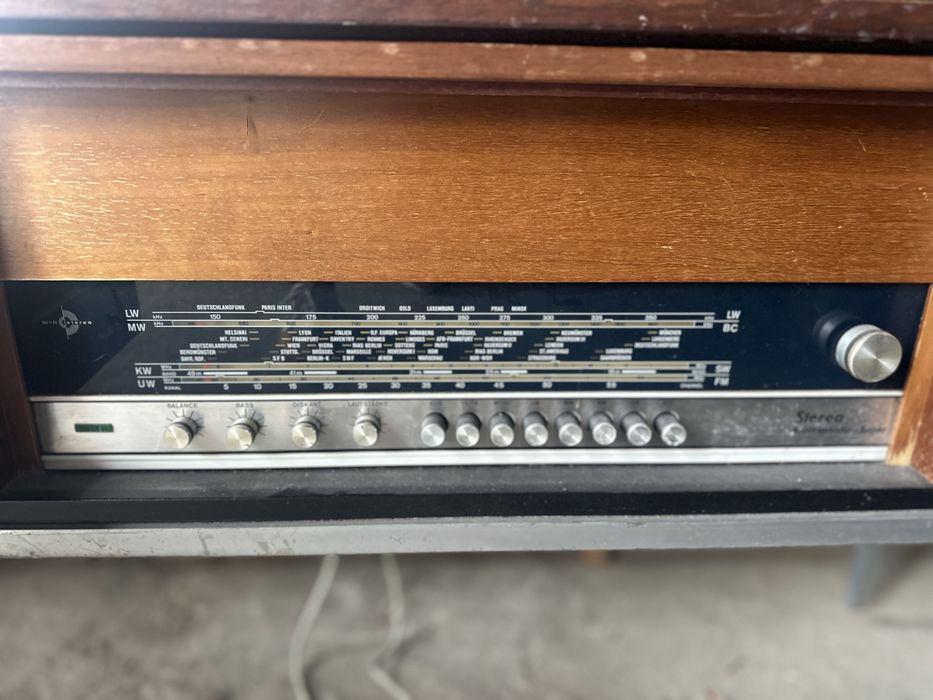 Продавам винтидж немски радиограмофон  Leinetal Stereo с оригинален грамофон Philips.